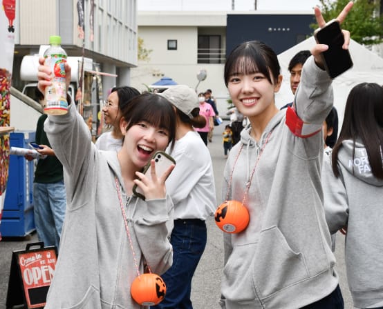 イベントで話す学生たち