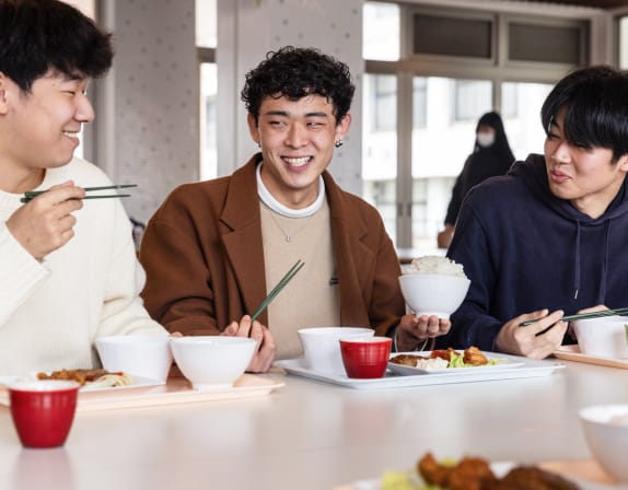 学生が楽しそうに食事している様子