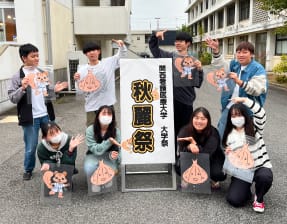 屋外で作品を展示している学生たち