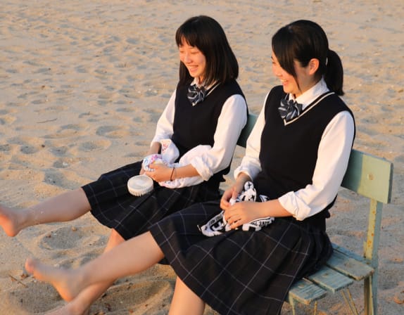学生が楽しそうに食事している様子