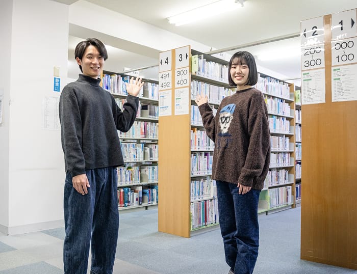 ガイダンスの様子：図書館での学生の様子