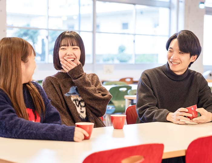 学食体験の様子：笑いながら食事をしている様子