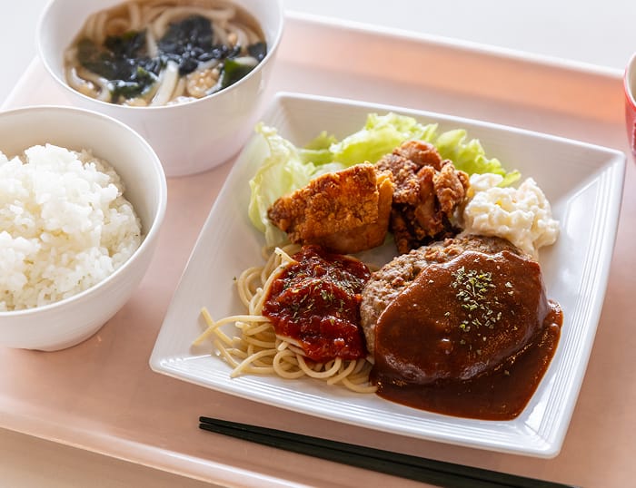 学食体験の様子：食事の写真