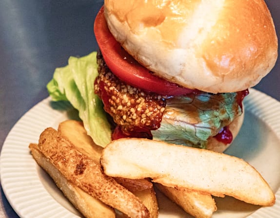 ハンバーガーとフライドポテトのプレートランチ	