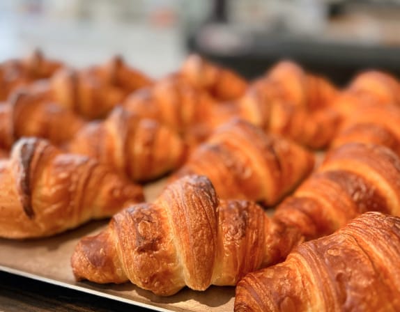 焼き立てのクロワッサンが並ぶベーカリーの店内	